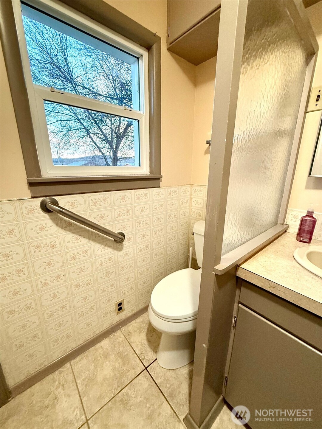 1006 East Dobson Road Odessa, WA 99159 - Photo 11 of 38 a bathroom with a sink and a toilet