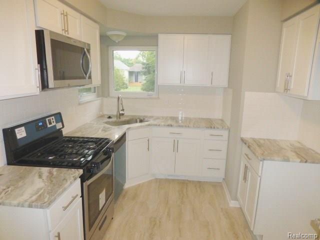 3880 Elmhurst Road Waterford, MI 48328 - Photo 4 of 17 P1090218.JPG