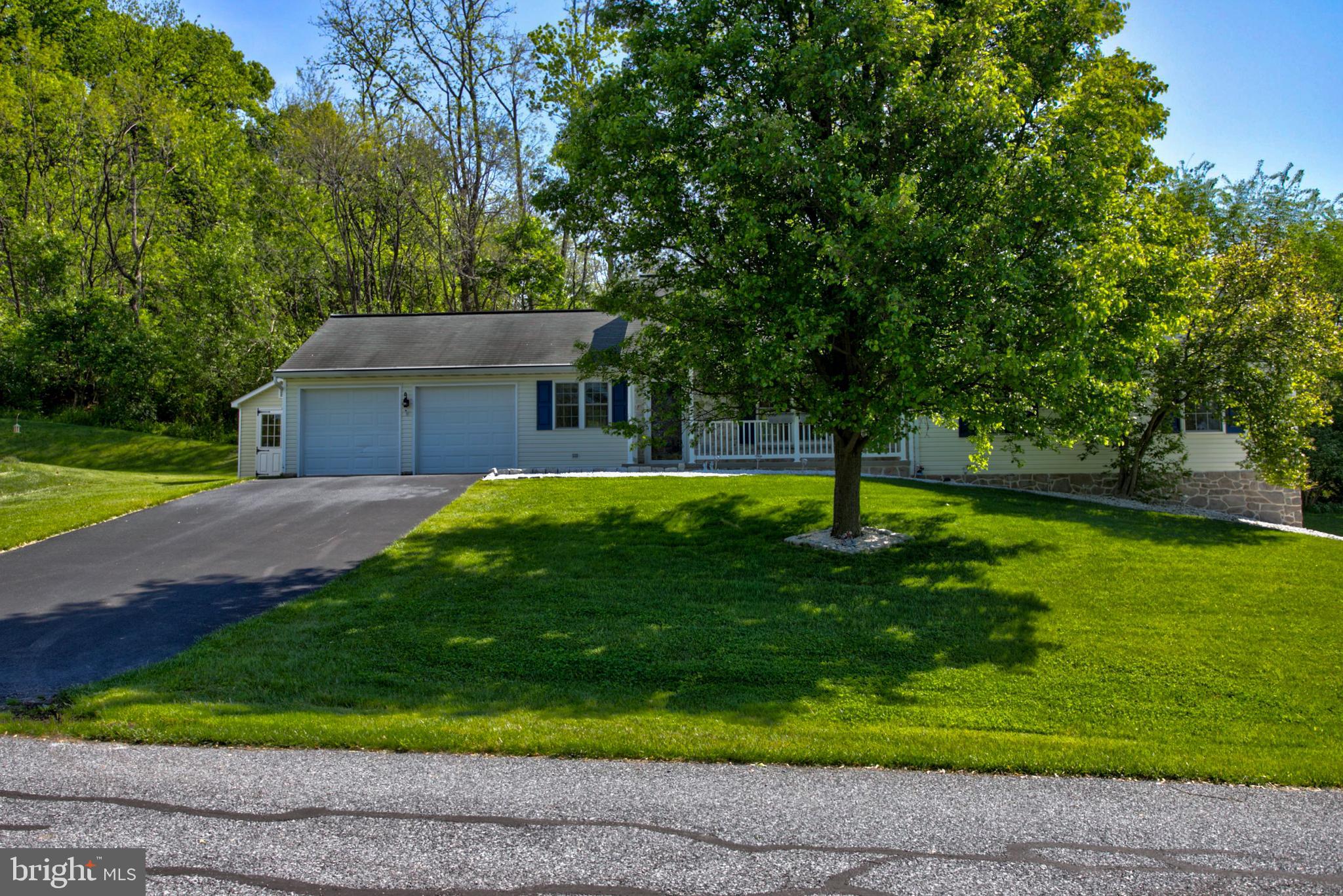 112 Commodore Drive Bainbridge, PA 17502 - Photo 3 of 35
