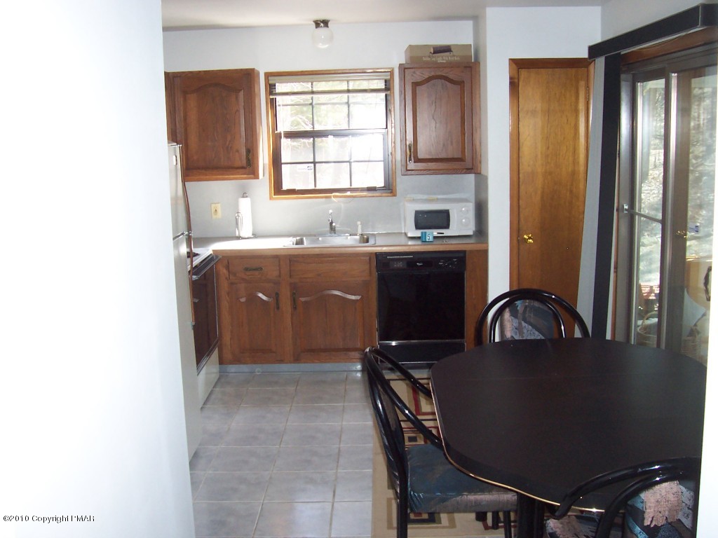 53 Crestview Road Blakeslee, PA 18610 - Photo 6 of 10 a dining room with furniture and window