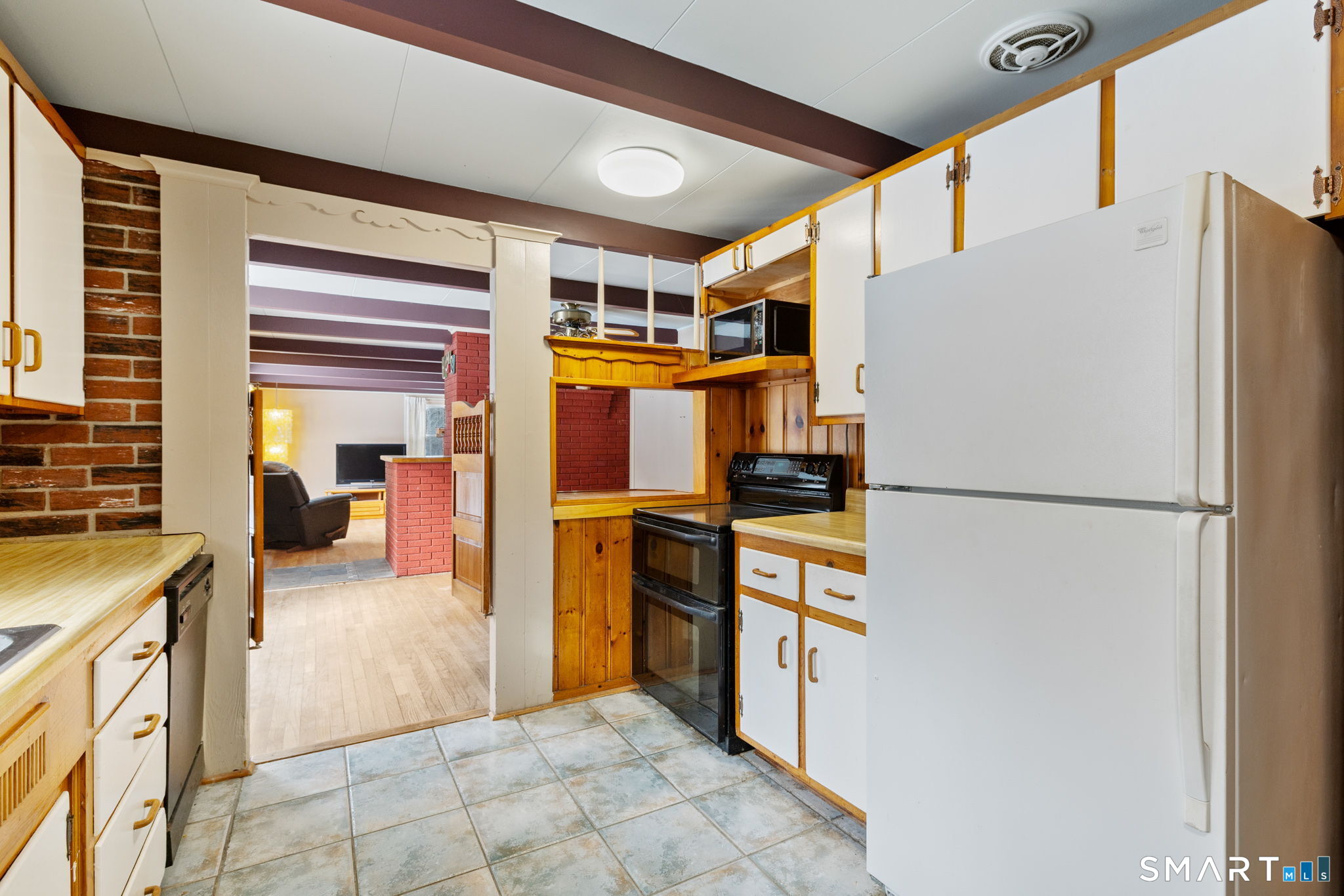 52 North Glenwoods Road Ledyard, CT 06335 - Photo 11 of 27 a kitchen with stainless steel appliances a refrigerator and a stove