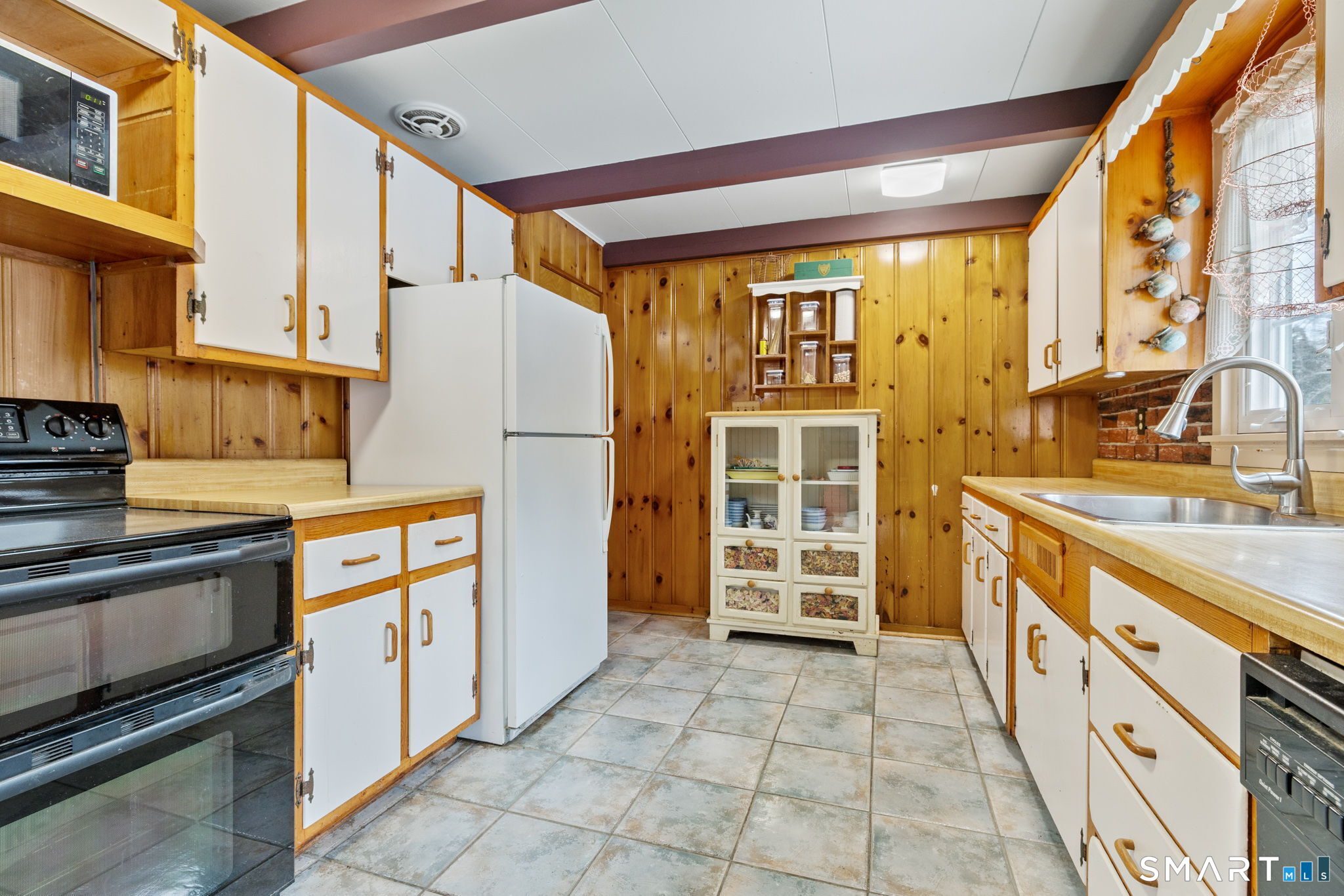 52 North Glenwoods Road Ledyard, CT 06335 - Photo 8 of 27 a kitchen with stainless steel appliances a stove and a refrigerator