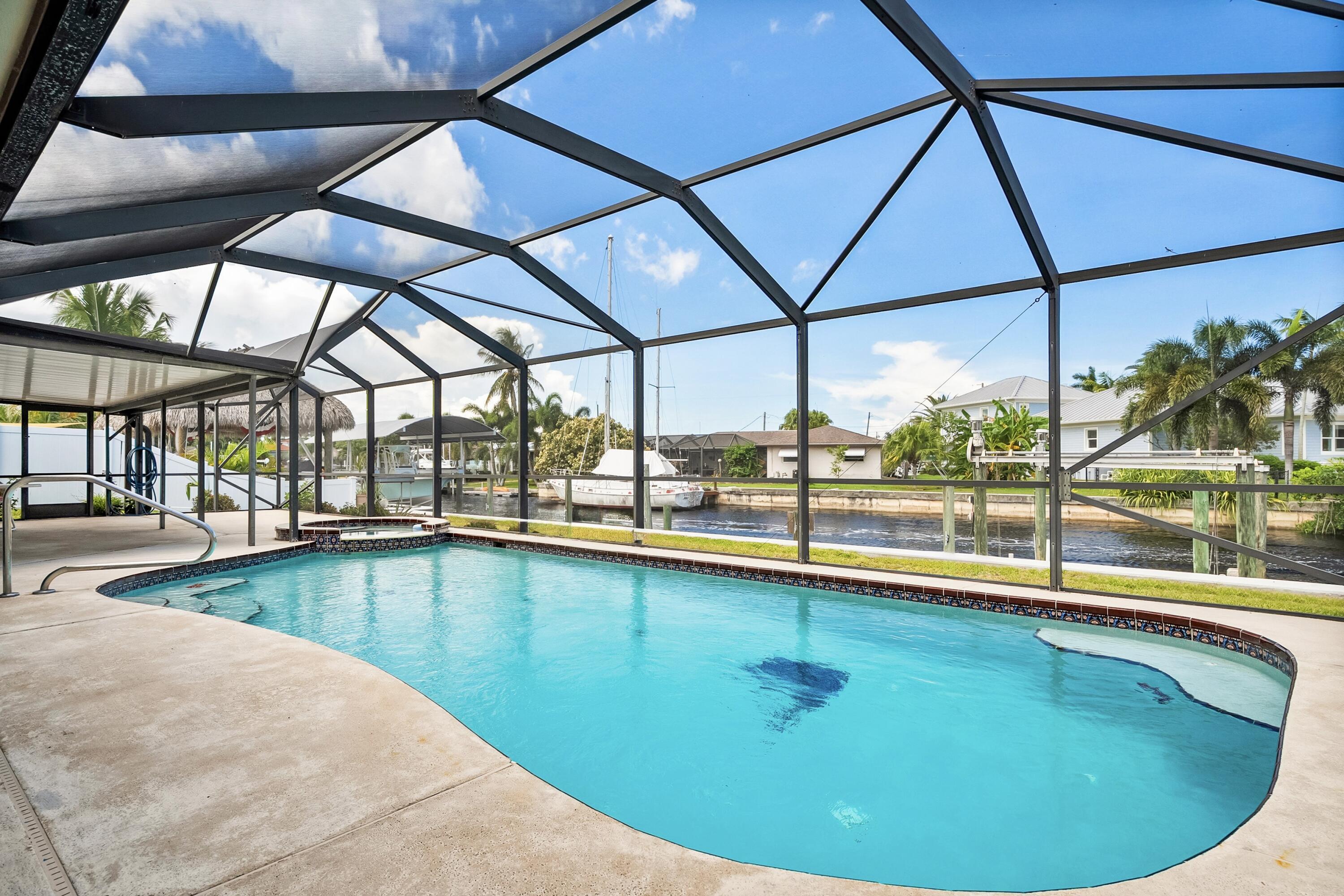 Large pool/hot tub w/screened-in lanai.