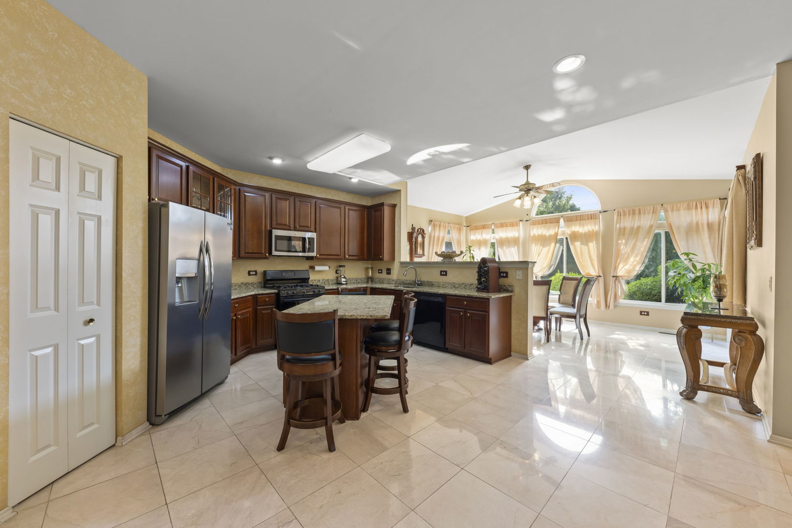 450 Raintree Drive Oswego, IL 60543 - Photo 4 of 26