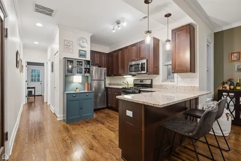 $380,000 | 2152 West Ainslie Street, Unit 3, Chicago, IL 60625