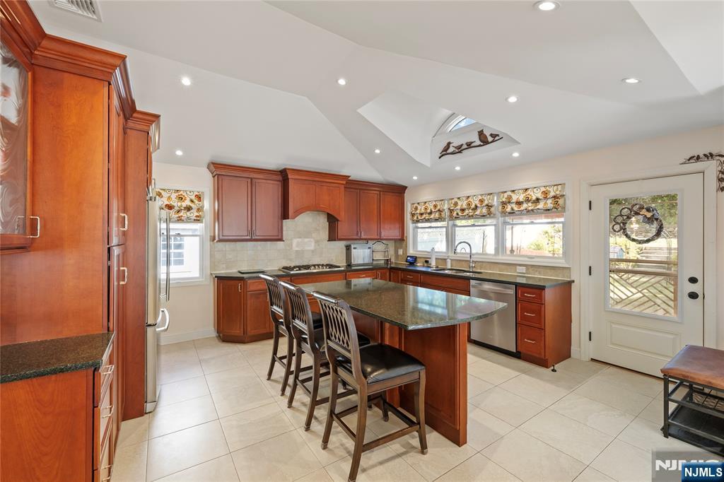 99 Lynwood Road Verona, NJ 07044 - Photo 11 of 30