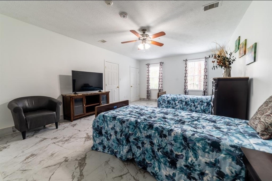 204 West Dallas Street Conroe, TX 77301 - Photo 16 of 20 Bed
Huge Bedroom