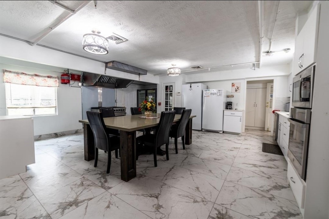 204 West Dallas Street Conroe, TX 77301 - Photo 9 of 20 Kitche
Commercial grade kitchen with dinning