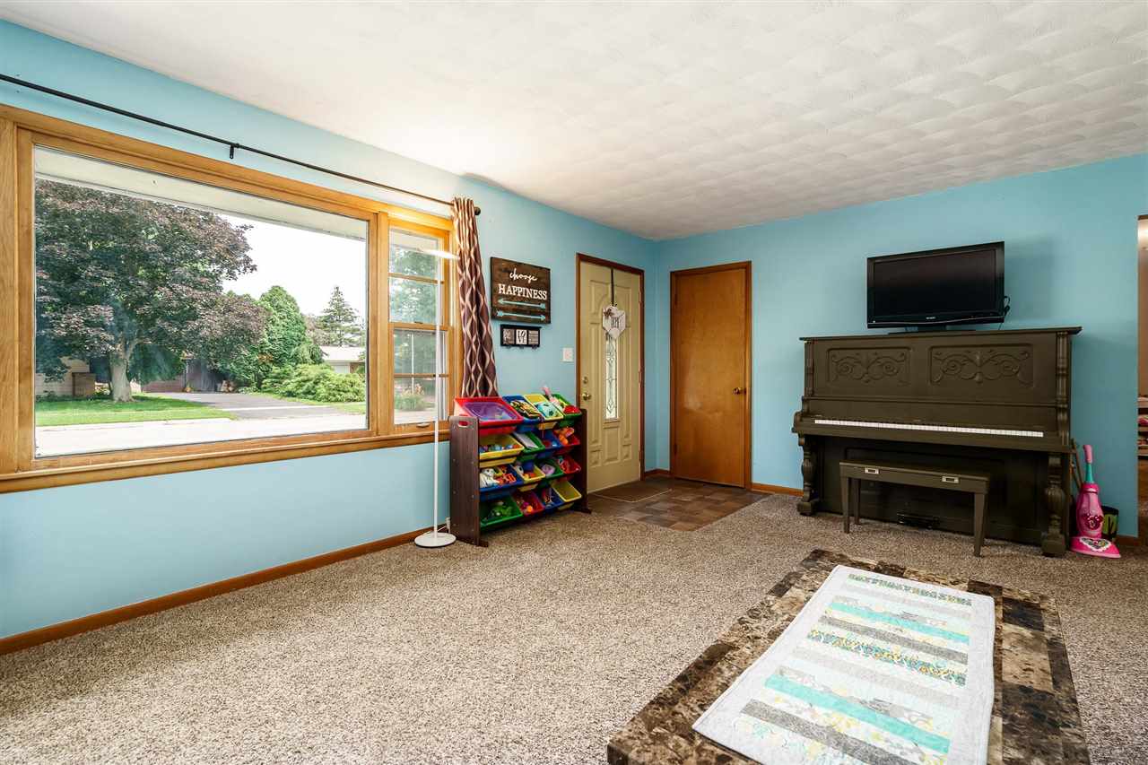 1214 Crest Lane Rochelle, IL 61068 - Photo 6 of 32 Gallery Image 6