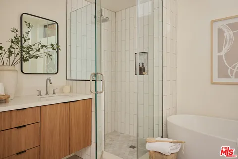 $2,495,000 | 3214 Highland Avenue, Unit 2, Santa Monica, CA 90405