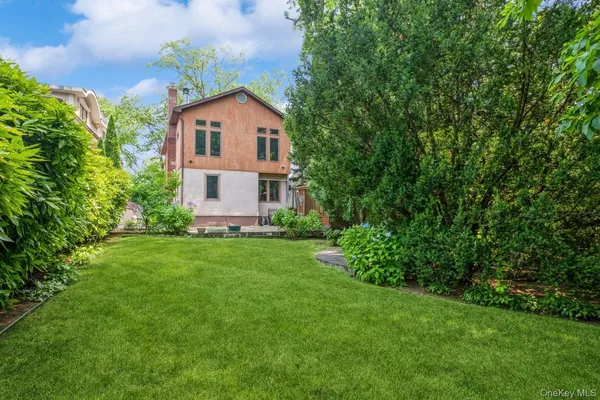 a view of a yard in front of house