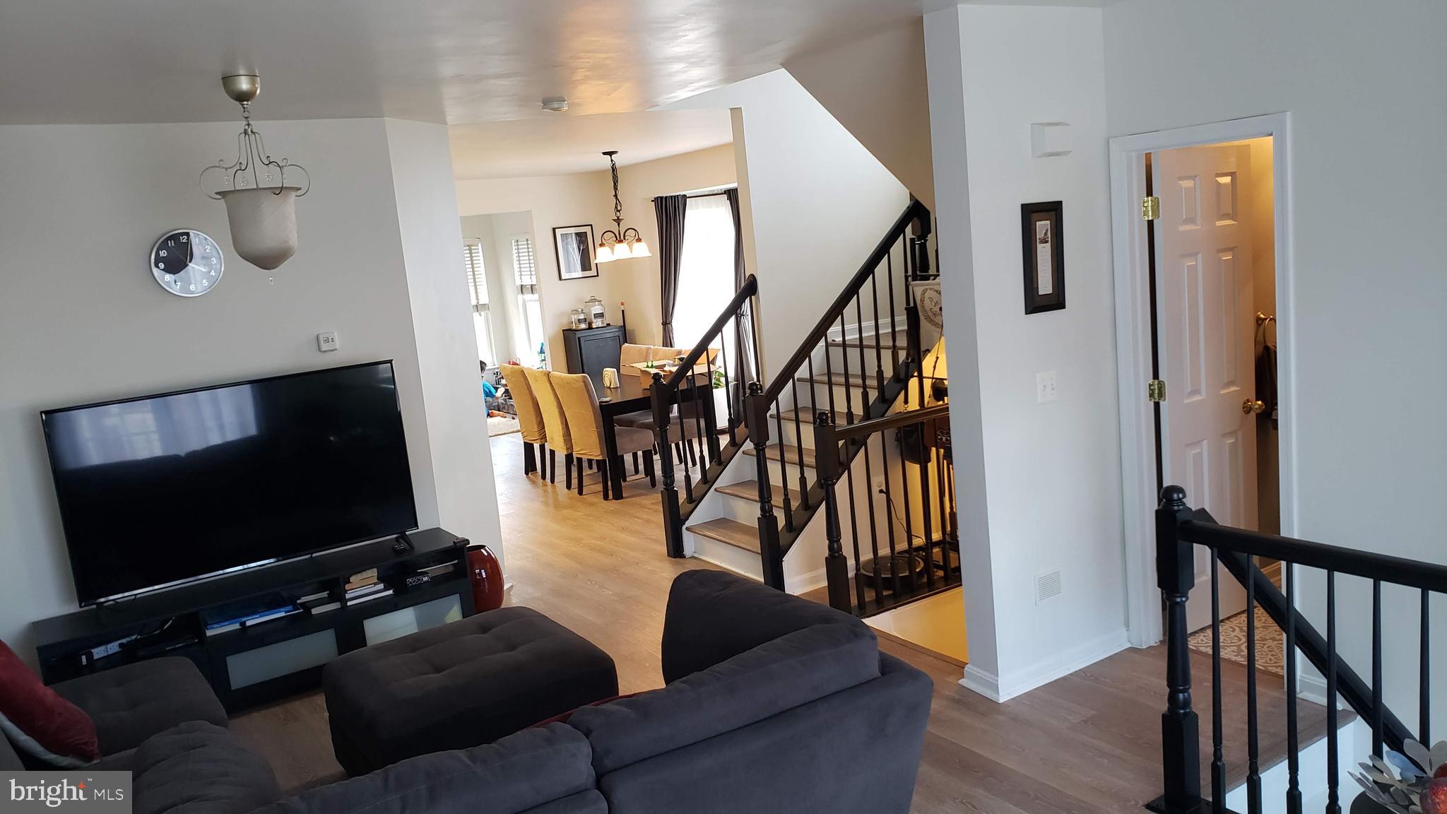 9841 Cheshire Ridge Circle Manassas, VA 20110 - Photo 6 of 29 Living room