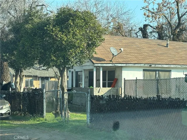 a view of a house with a backyard