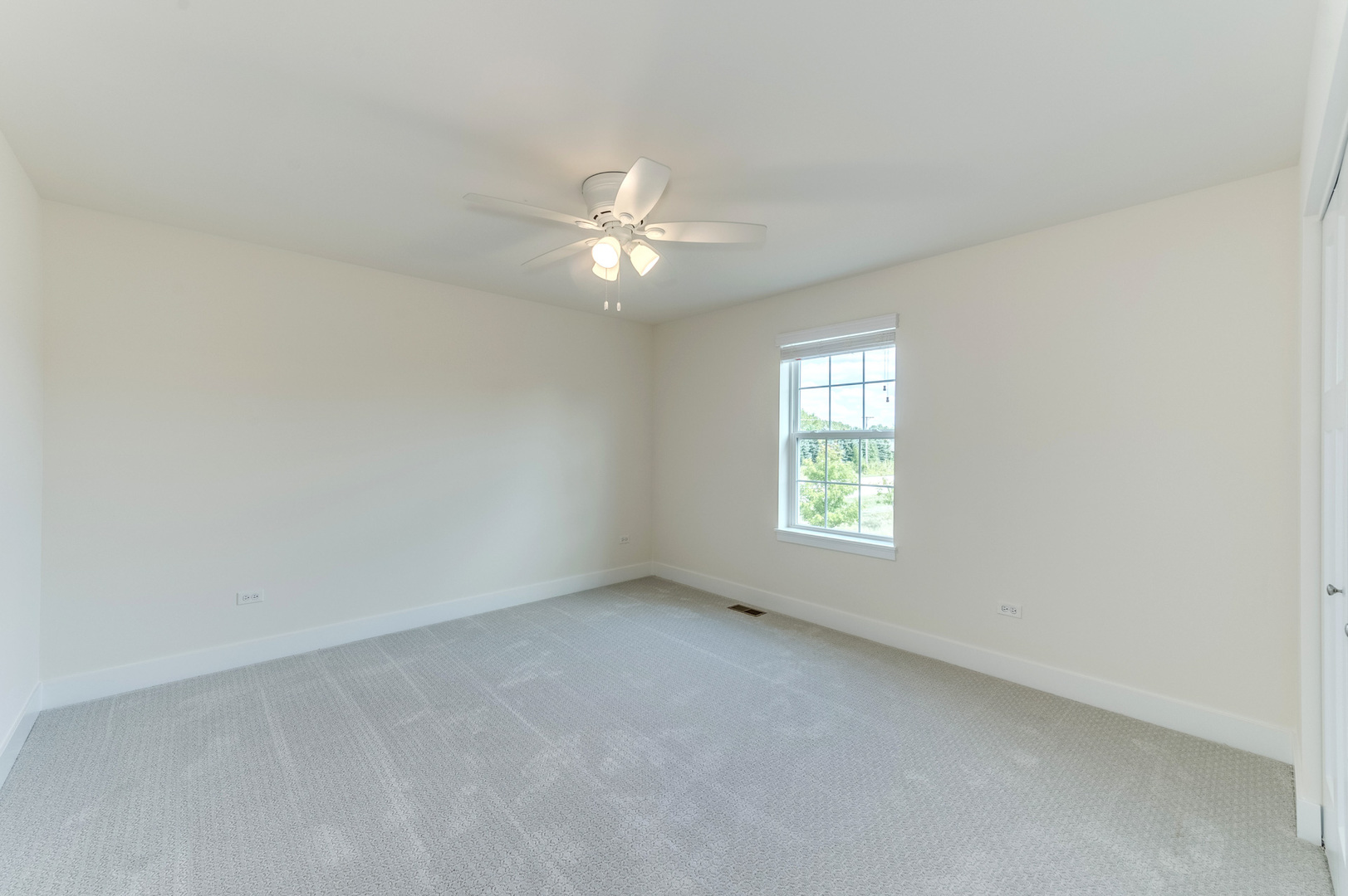 13101 Kettering Way Lemont, IL 60439 - Photo 31 of 36 an empty room with a window