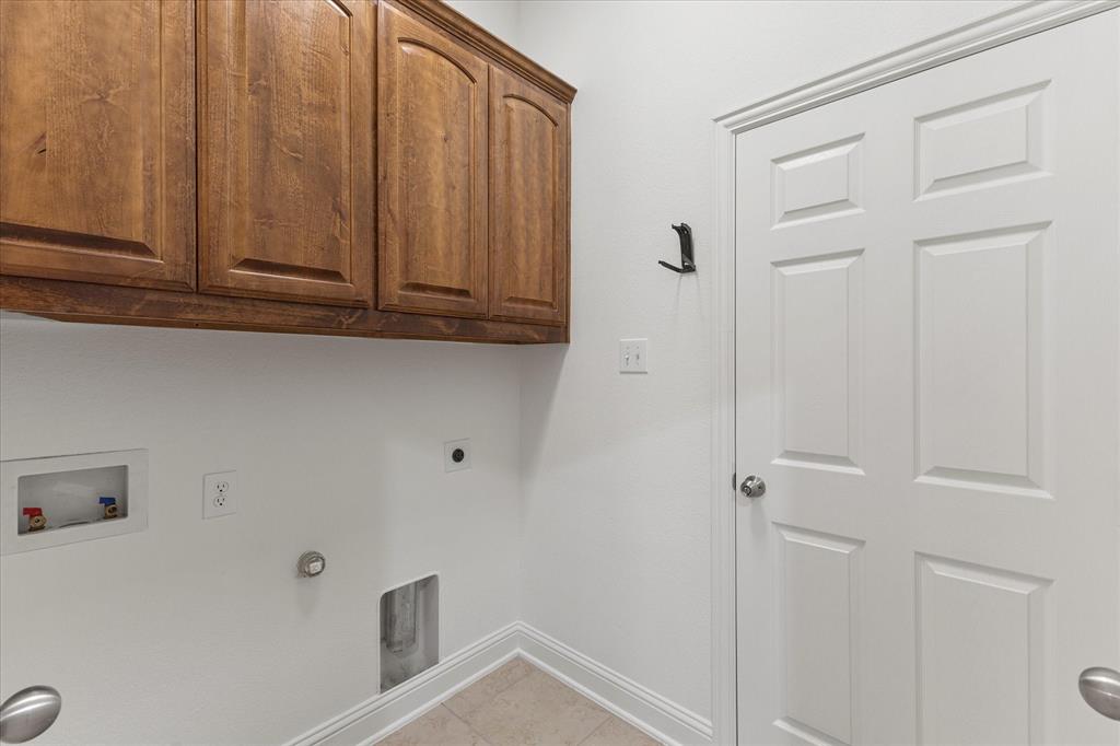 204 Tower Circle Terrell, TX 75160 - Photo 22 of 35 a bathroom with a bathtub