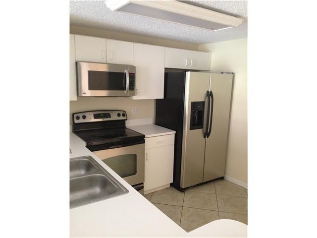 1046 Jeffery Street, Unit 1046 Boca Raton, FL 33487 - Photo 3 of 8 Kitchen