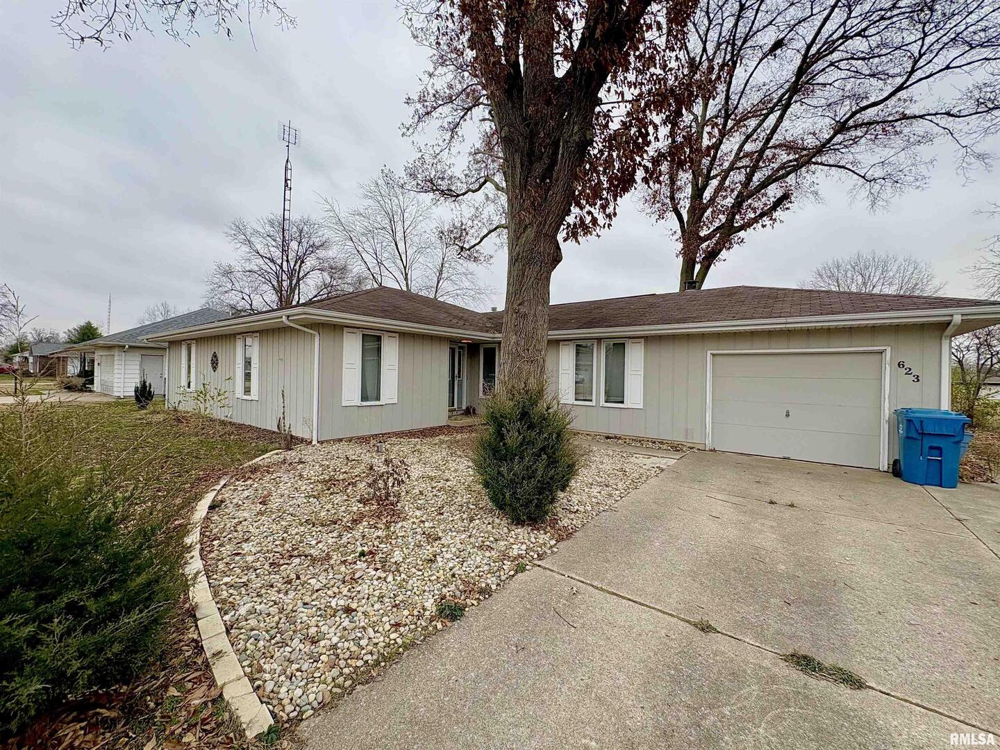 623 Meadowbrook Lane Centralia, IL 62801 - Photo 2 of 16 front view of a house with a yard