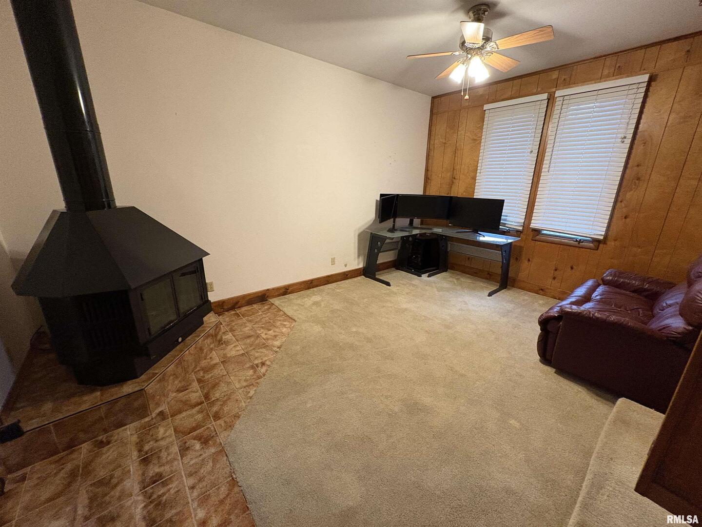 623 Meadowbrook Lane Centralia, IL 62801 - Photo 3 of 16 a living room with furniture and a mirror