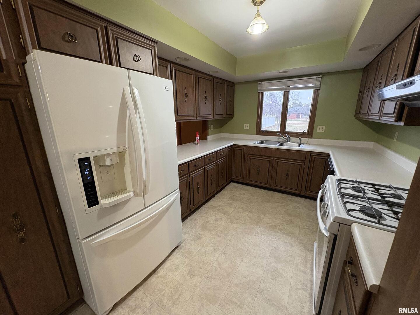 623 Meadowbrook Lane Centralia, IL 62801 - Photo 6 of 16 a kitchen with granite countertop a refrigerator and a sink