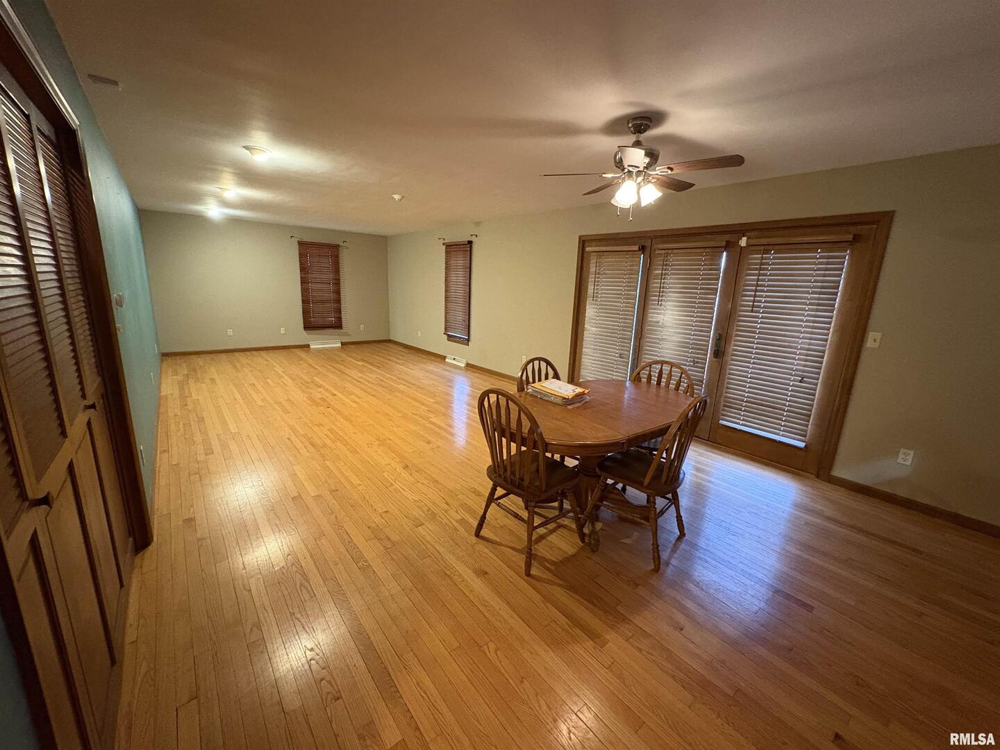 623 Meadowbrook Lane Centralia, IL 62801 - Photo 7 of 16 a view of a livingroom with furniture and wooden floor