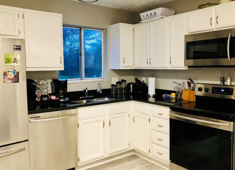 1789 Holly Ridge Road Columbus, OH 43219 - Photo 10 of 18 kitchen