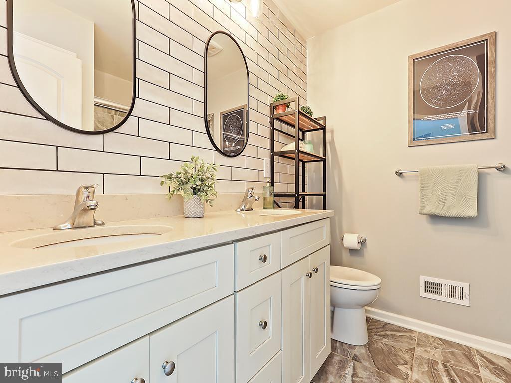 3611 Jacob Stout Road, Unit 5 Doylestown, PA 18902 - Photo 16 of 33 Primary En Suite Bathroom