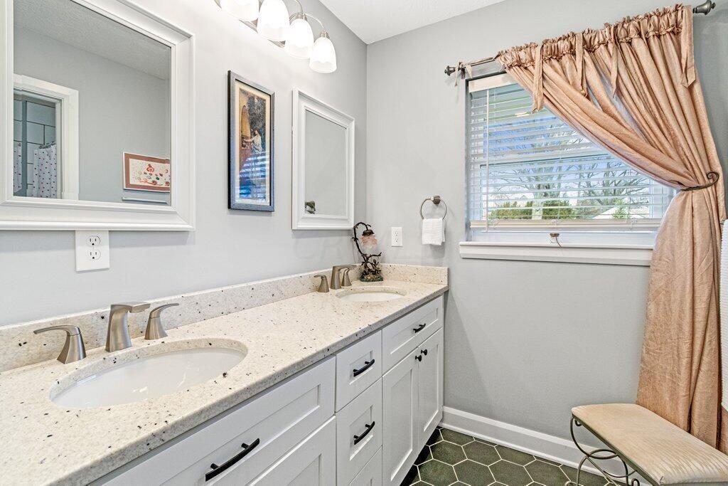 249 East Cooke Road Columbus, OH 43214 - Photo 24 of 40 First Floor Guest Full Bath