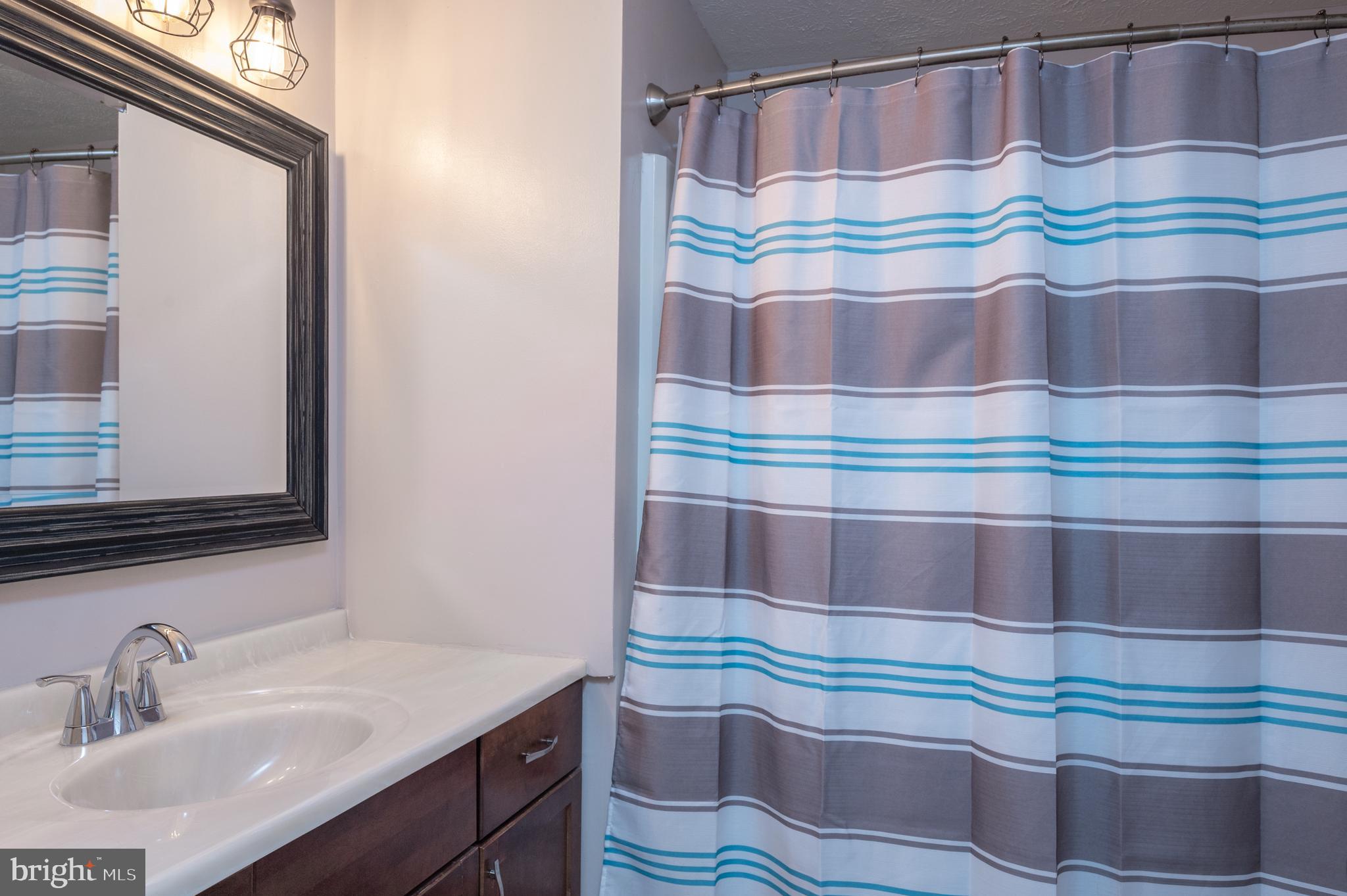 4403 Cub Run Road Chantilly, VA 20151 - Photo 44 of 48 UPSTAIRS HALLWAY FULL BATH
