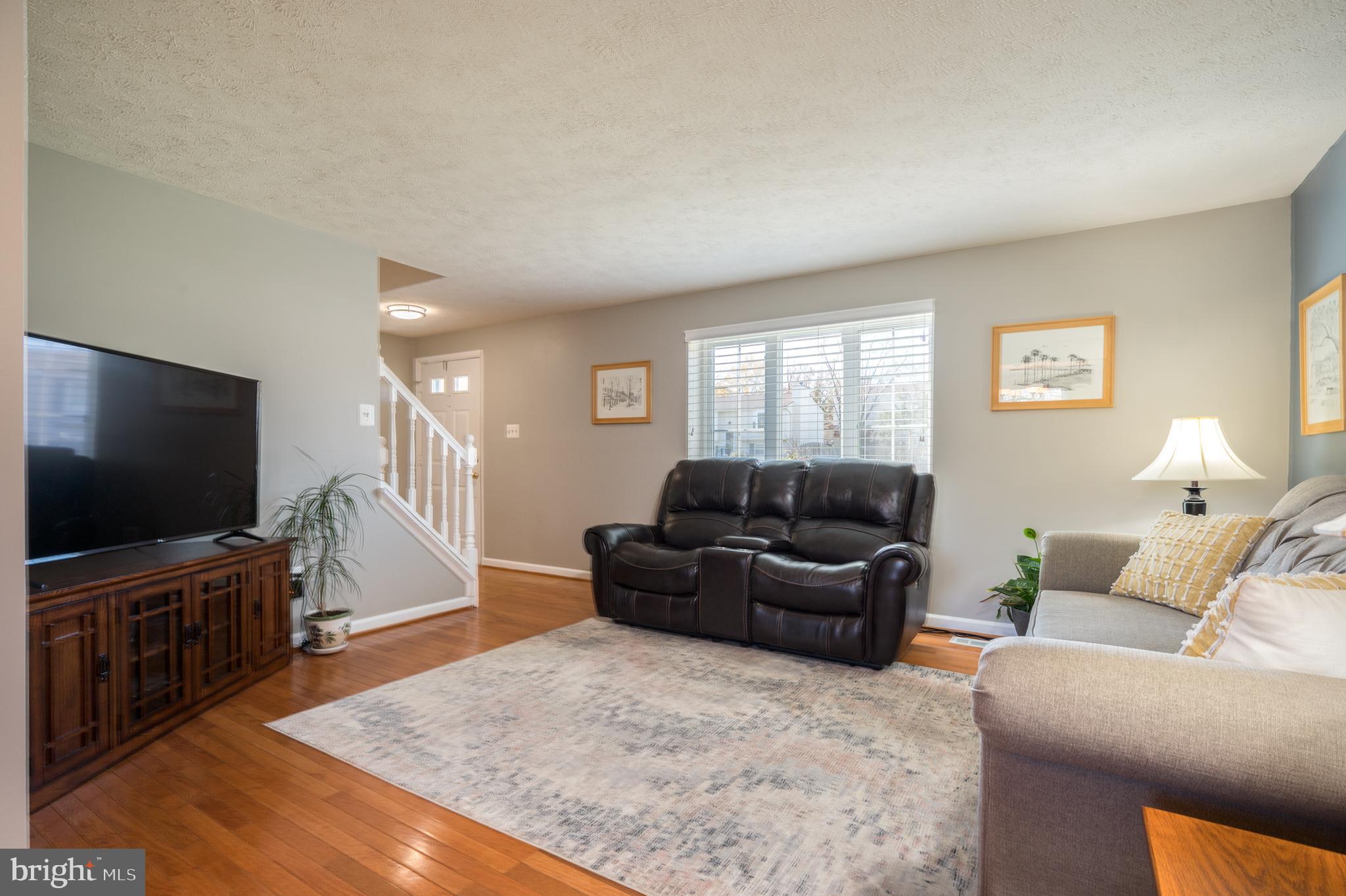 4403 Cub Run Road Chantilly, VA 20151 - Photo 9 of 48 LIVING ROOM1