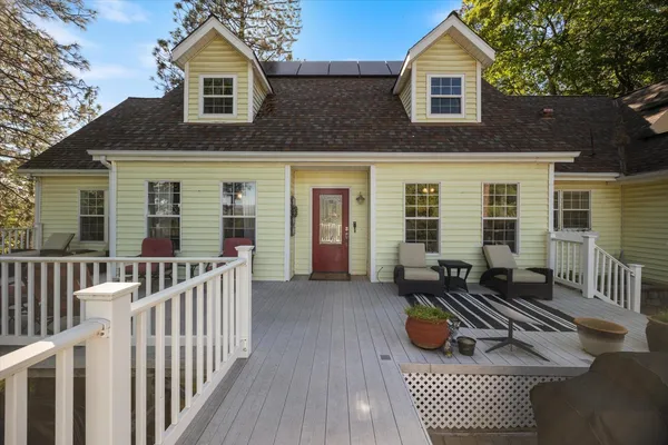 a view of a house with backyard
