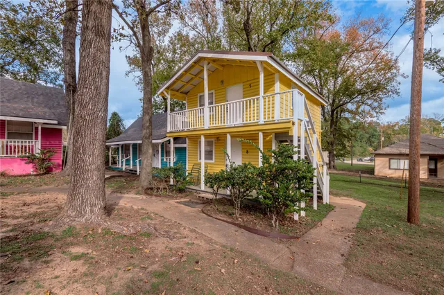a sign board with yard in the back