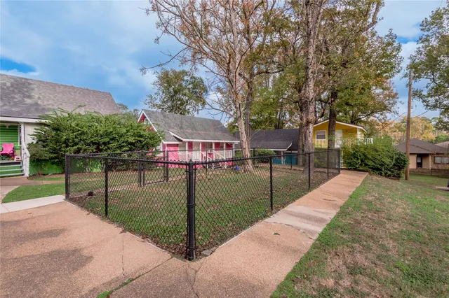 $575 | 3300 Elks Drive, Unit 8, Huntsville, TX 77340