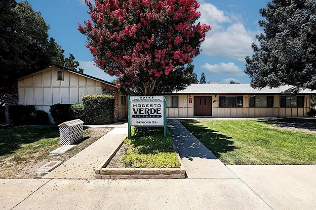 a view of a house with backyard and garden