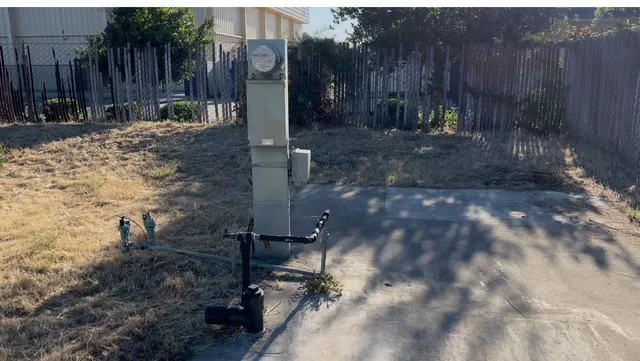 a view of a backyard