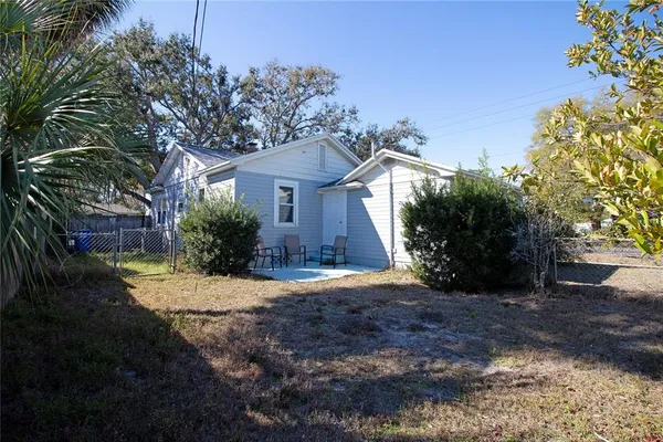 a view of a yard with a house