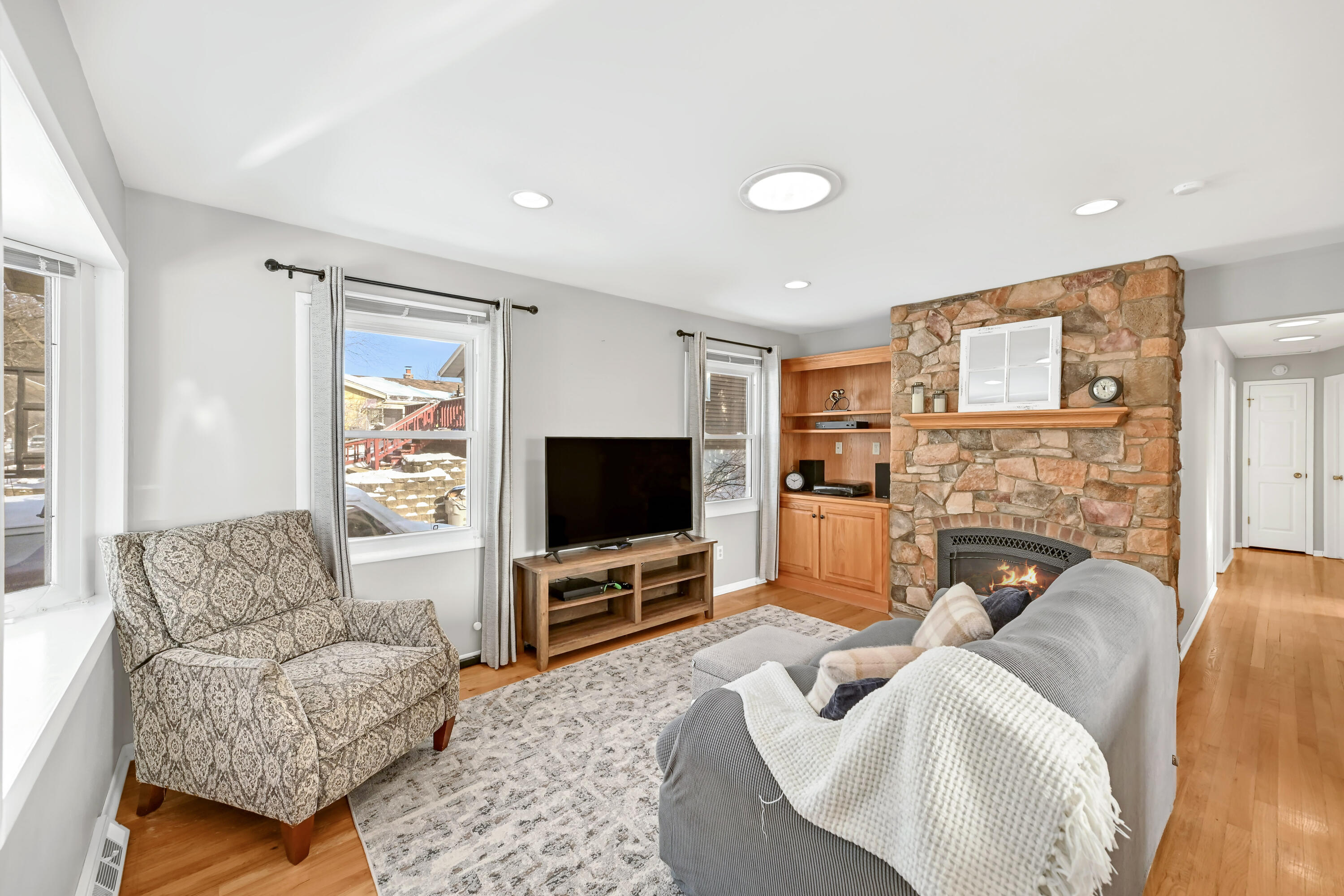 3436 South 93rd Street Milwaukee, WI 53227 - Photo 3 of 27 Living room