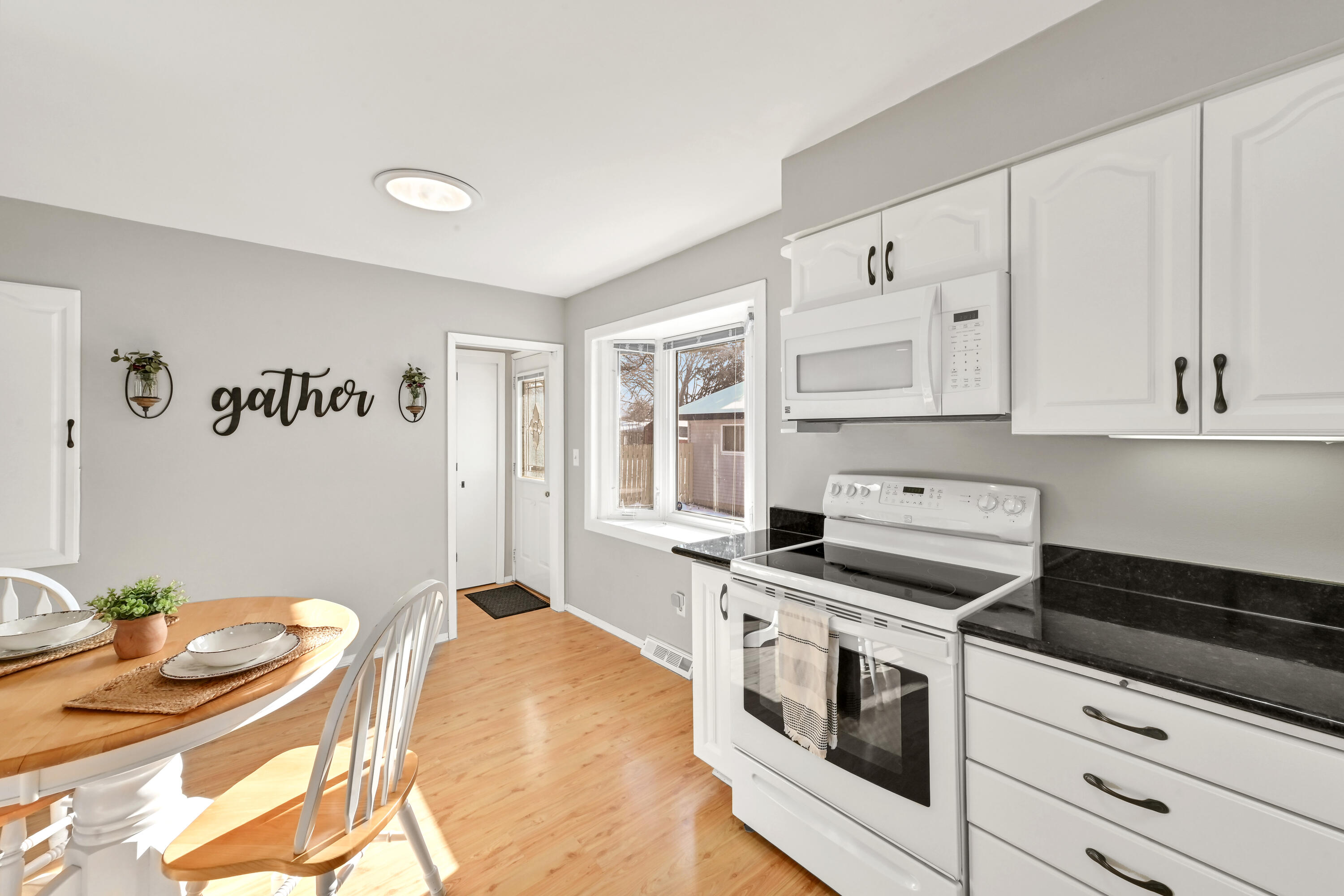 3436 South 93rd Street Milwaukee, WI 53227 - Photo 9 of 27 Granite counters