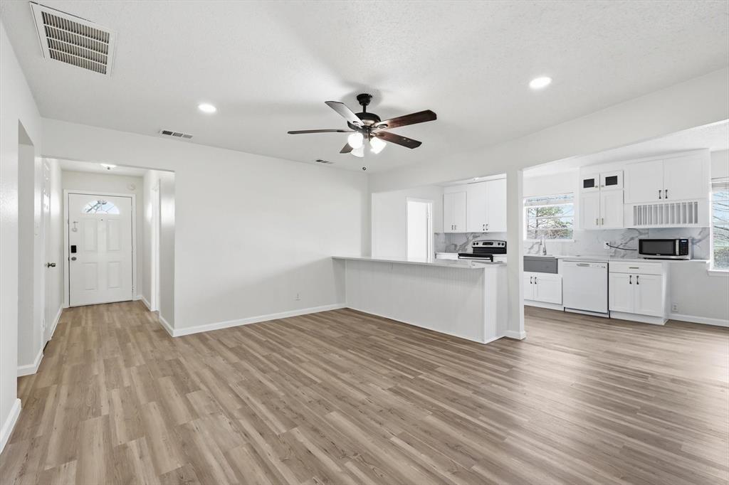 3913 Hickox Road Rowlett, TX 75089 - Photo 7 of 32