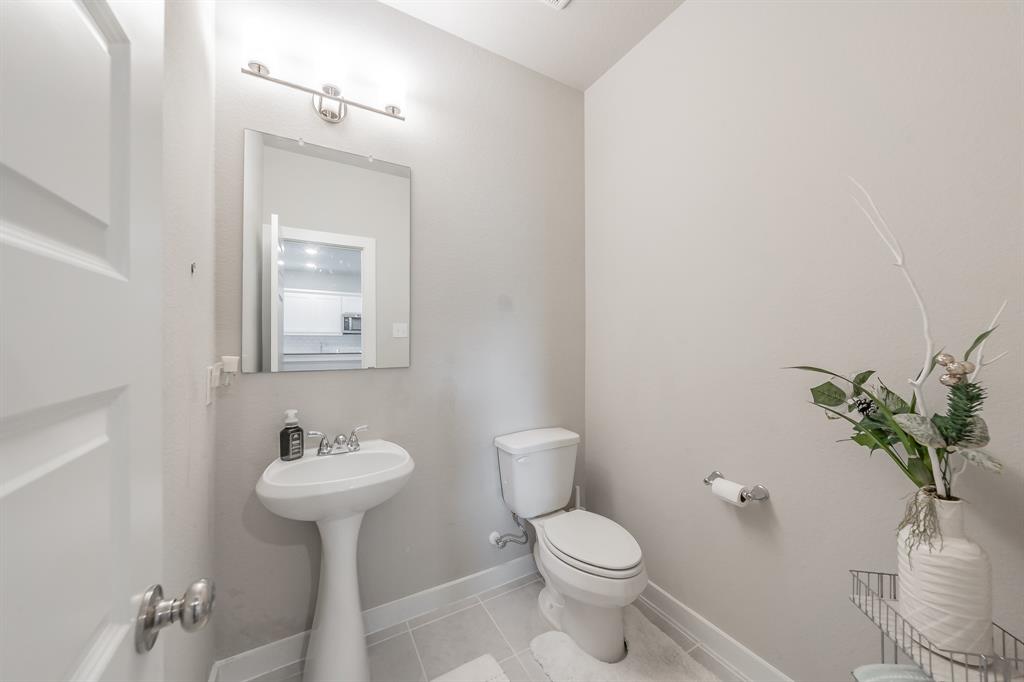 3202 Glorioso Drive Royse City, TX 75189 - Photo 20 of 40 a bathroom with a sink toilet and a mirror