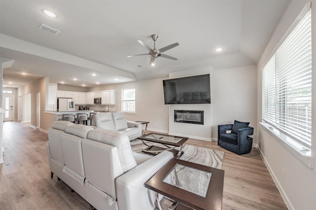 3202 Glorioso Drive Royse City, TX 75189 - Photo 29 of 40 a living room with furniture and a flat screen tv