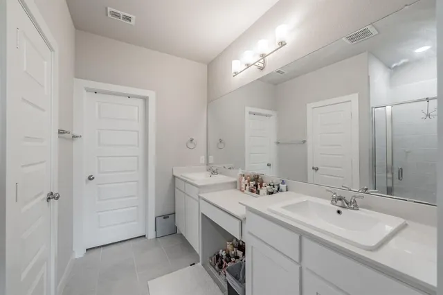 an empty room with windows and pillars in it