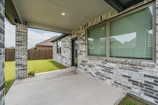 a view of small house with a yard