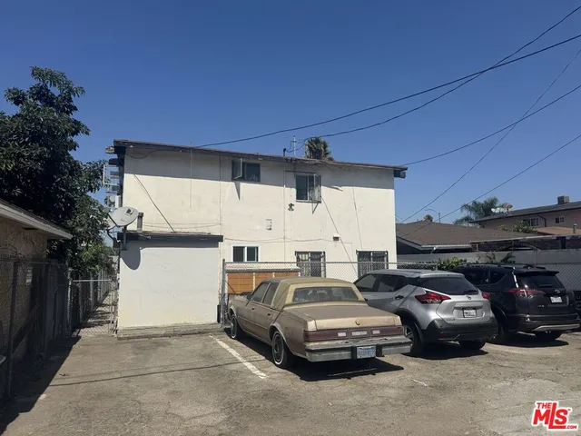 a view of a car in front of house