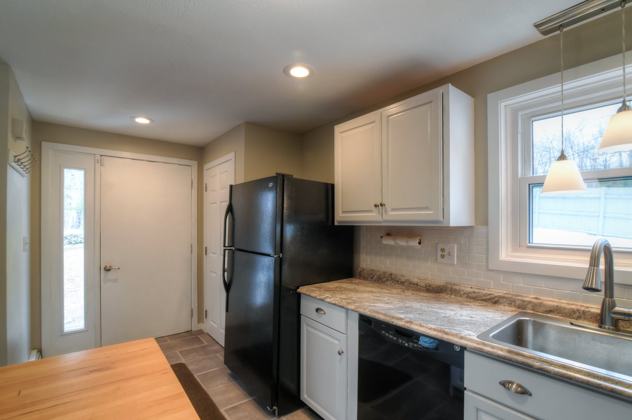35 L Beacon Hill Road, Unit LEFT SIDE Derry, NH 03038 - Photo 8 of 26