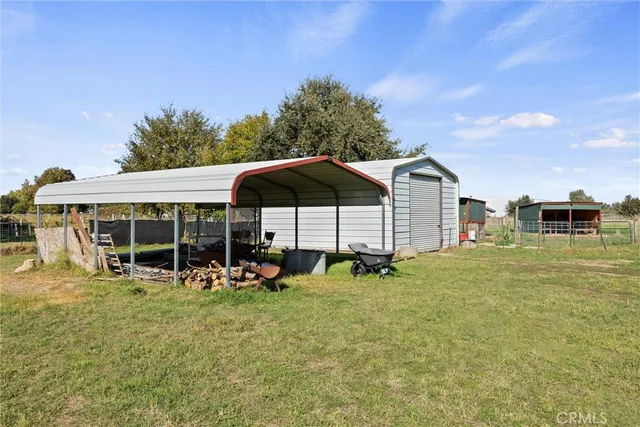 a view of a house with backyard
