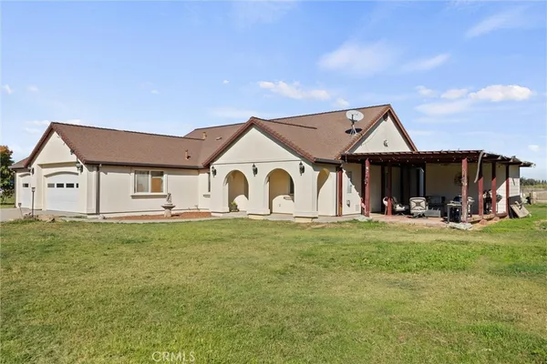 a view of a house with backyard