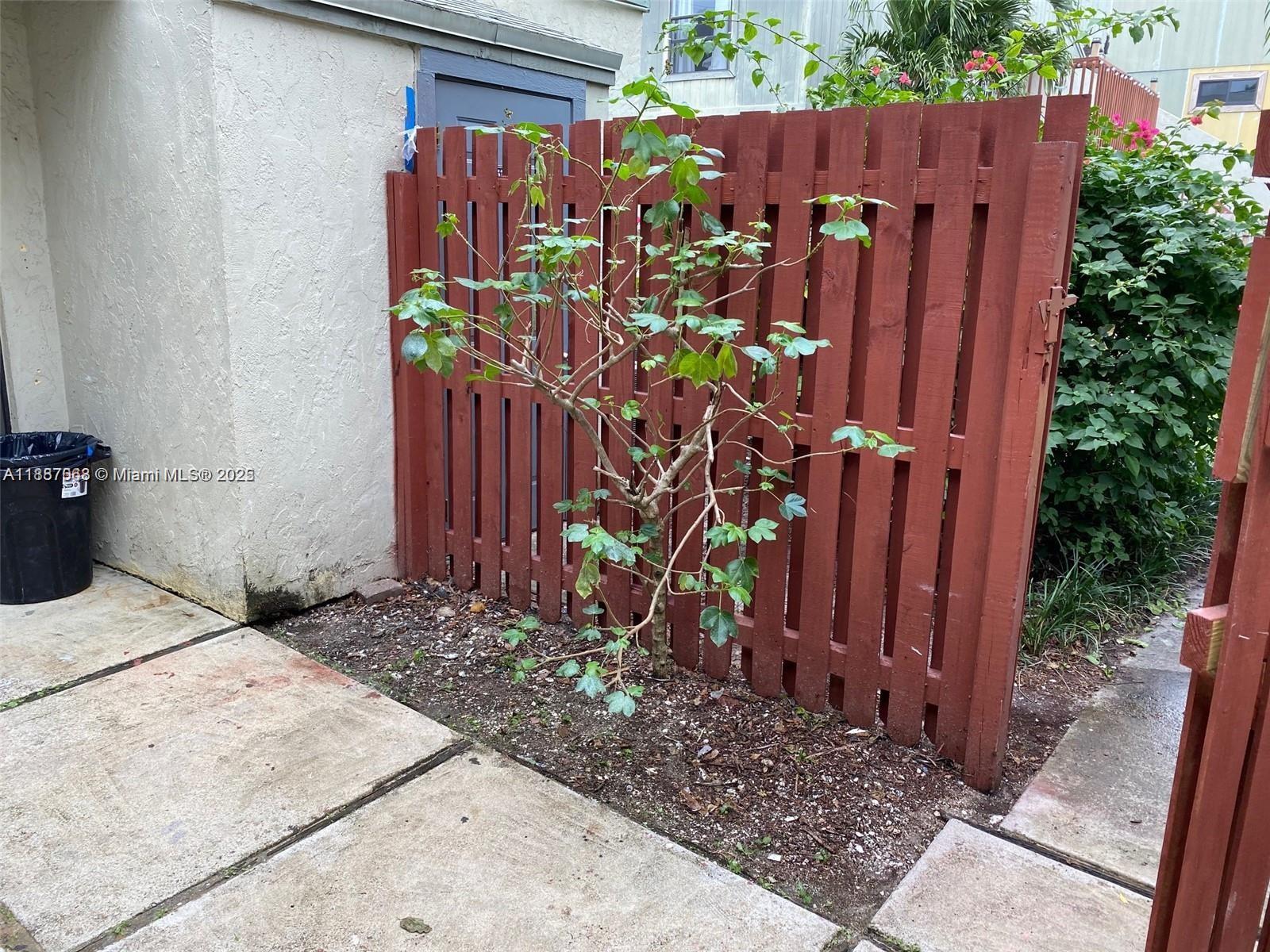 26 Crossings Circle, Unit B Boynton Beach, FL 33435 - Photo 14 of 15 a view of a wooden fence