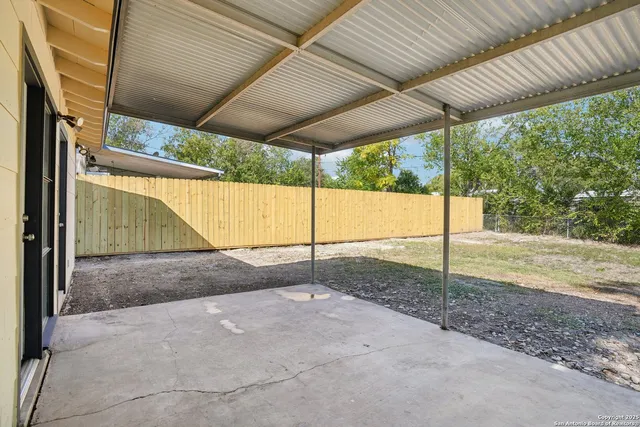 a view of backyard with pathway