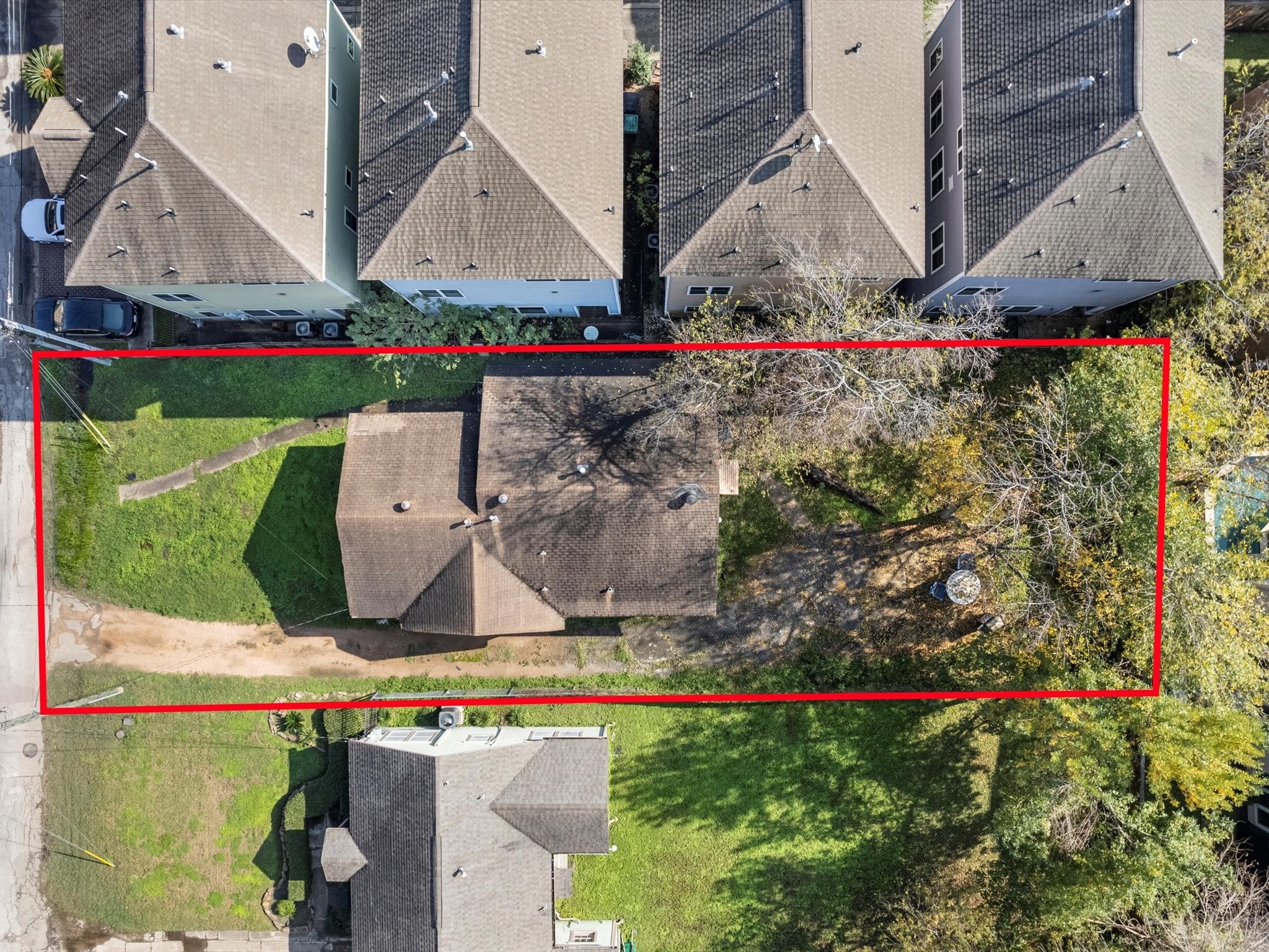 2406 Charleston Street Houston, TX 77021 - Photo 28 of 28 This photo highlights the lot's generous size and showcases its potential for building your dream project!