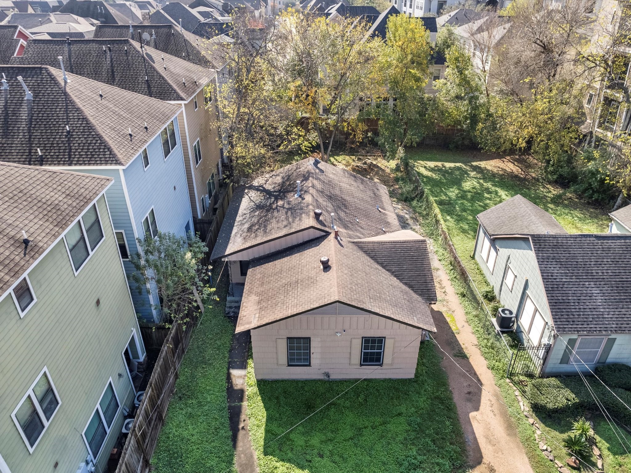 2406 Charleston Street Houston, TX 77021 - Photo 3 of 28 Plenty of room to remodel, expand, or build!
